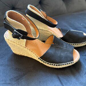 Gentle Souls by Kenneth Cole Black suede/natural espadrille sandals. Size 6.5 M